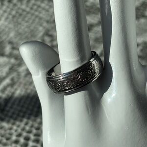 Women’s size 8 ring FADI stainless steel Asian florsl design band, brand new